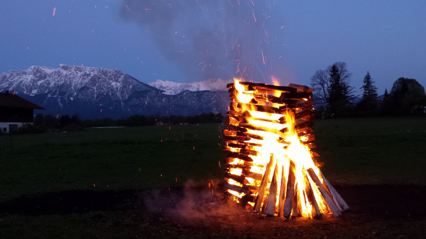 Feuerlauf_brennender Holzstapel