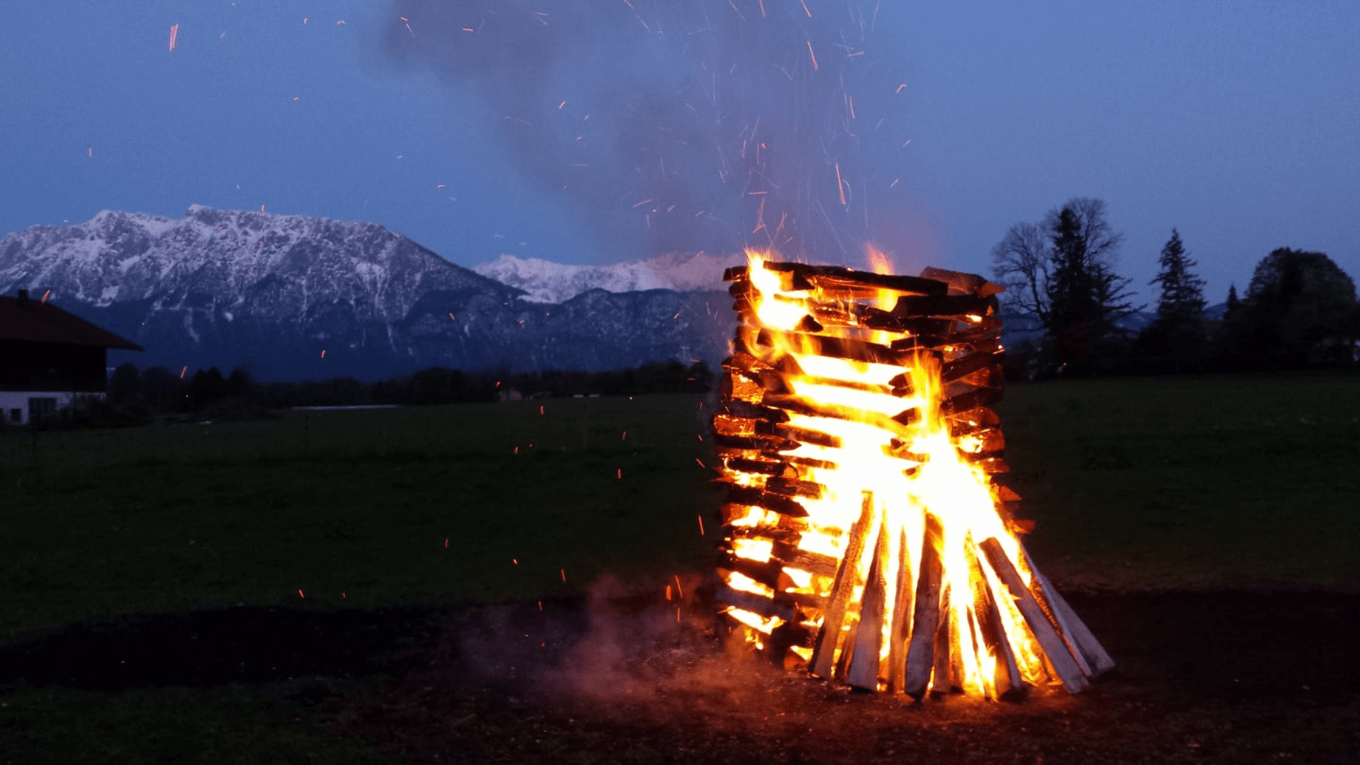 Header1_Feuerlauf_brennenderHolzstapel_tiny