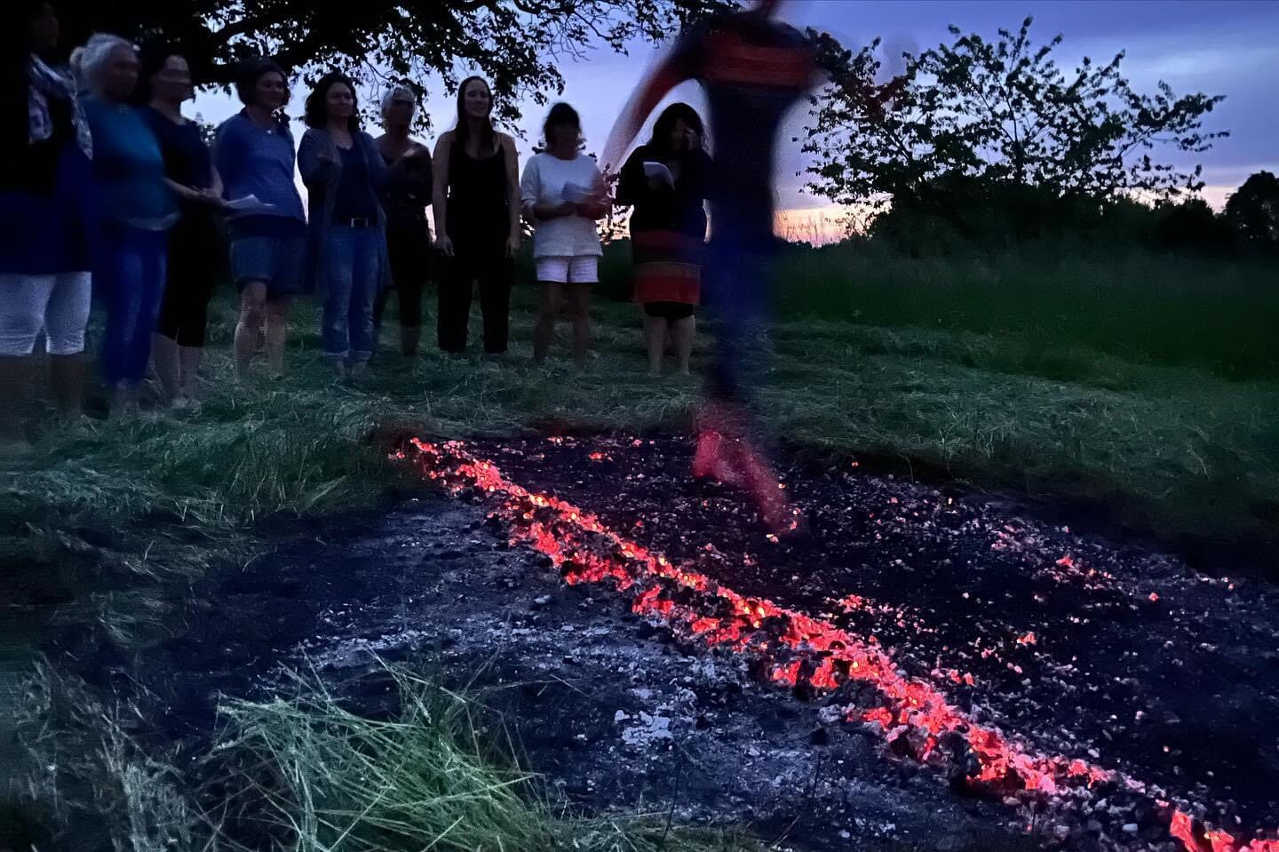 Feuerlauf - barfuss über glühende Kohlen. Für mehr Energie, Klarheit und innere Stärke.
